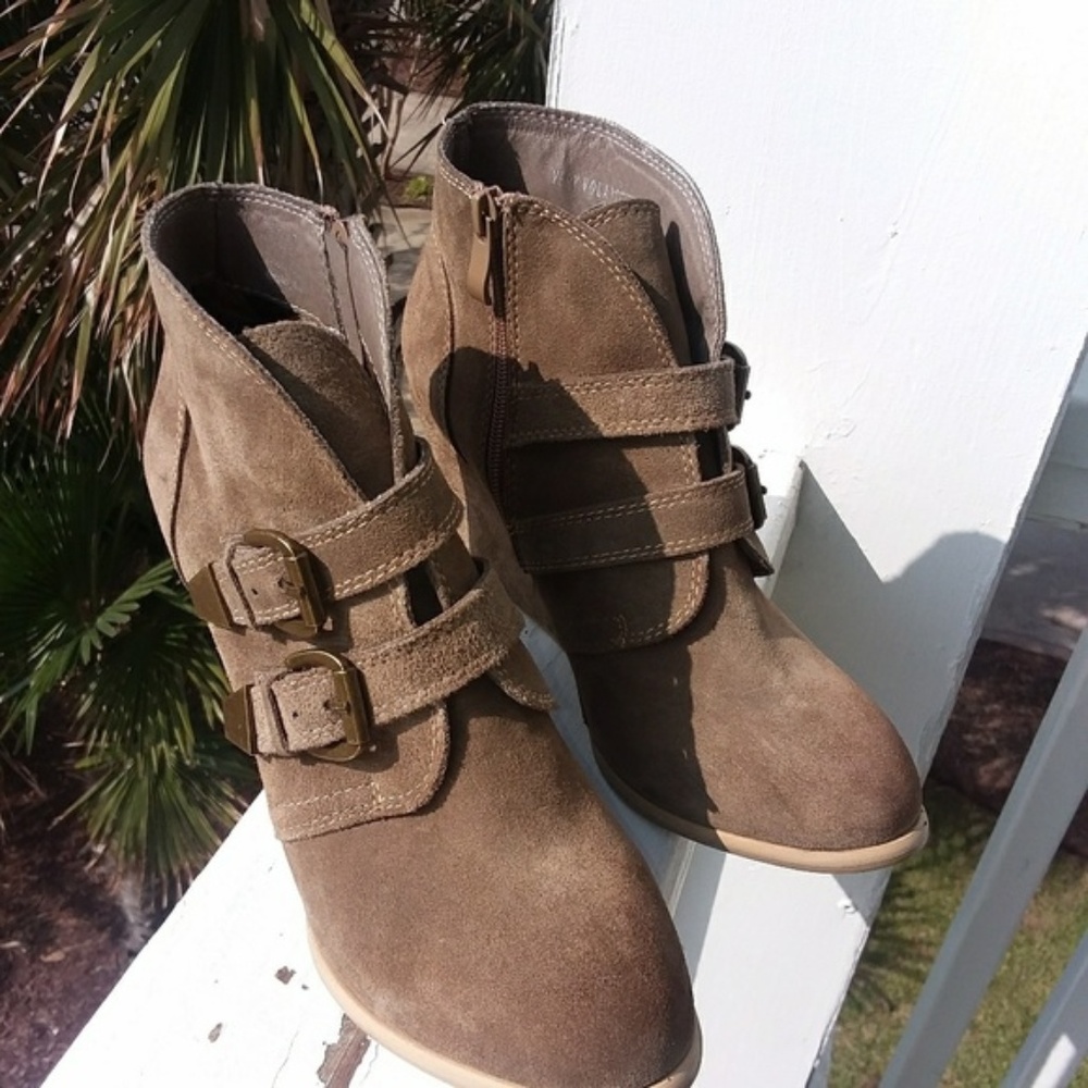 VERY VOLATILE Los Angeles wedge booties